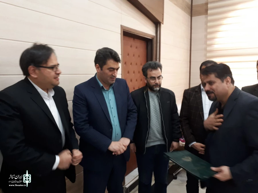 با حضور آقای نیلی مدیر عامل انجمن هنرهای نمایشی کشور از زحمات چند ساله " عبید رستمی " تقدیر شد . 2