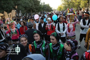 با برپایی یک شادی پیمایی با رنگ‌ها و نواهای متنوع

چهاردهمین جشنواره بین‌المللی تئاتر خیابانی مریوان رسما کار خود را آغاز کرد