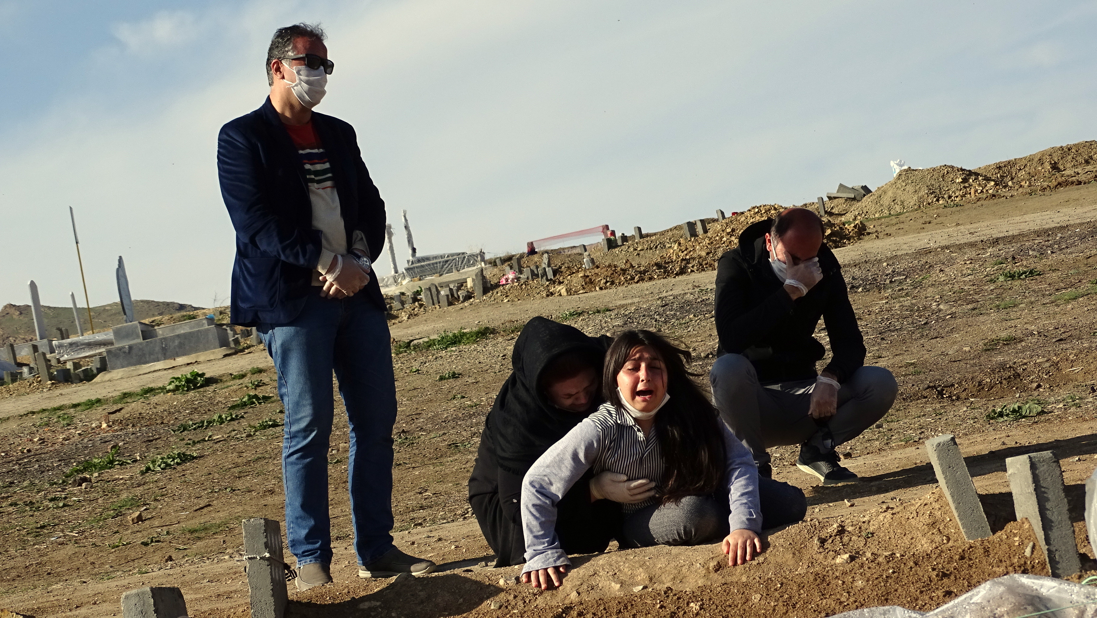 با همت گروه تئاتر آناهیتا برای مقابله با کرونا انجام شد
اجرای سورئالیستی « ته نیا ماچیک» و ضبط و پخش آن در فضاهای مجازی