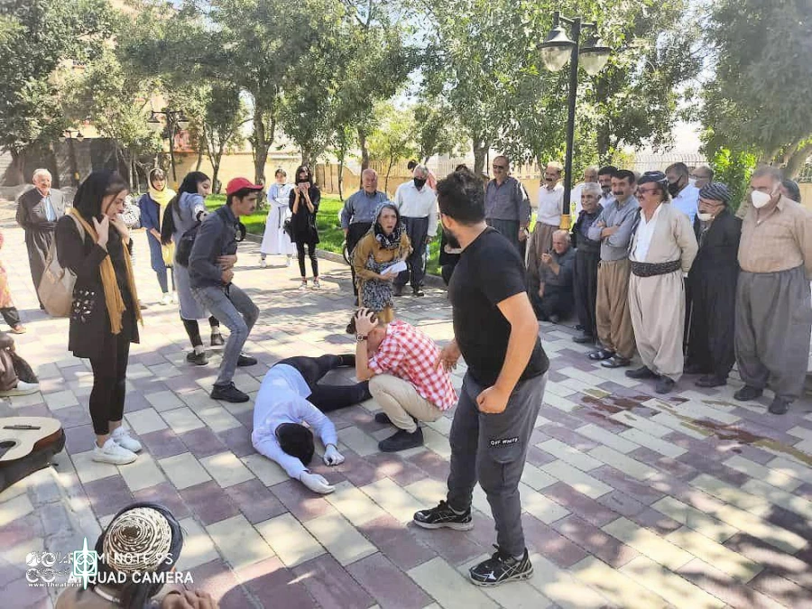 نمایش " دنیای خاکستری " کاری از هنرجویان موسسه نقش آفرینان در چندین نقطه سقز اجرا شد . 4