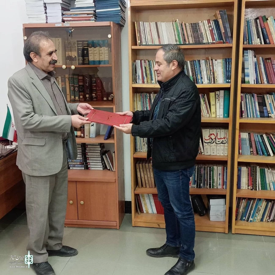 از هنرمند پیشکسوت تئاتر " رحمان عزیزی " تقدیر بعمل آمد . 2