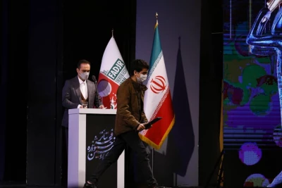 در اختتامیه جشنواره فجر سی ونهم

قدردانی هنرمند نوجوان از دکتر قطب الدین صادقی