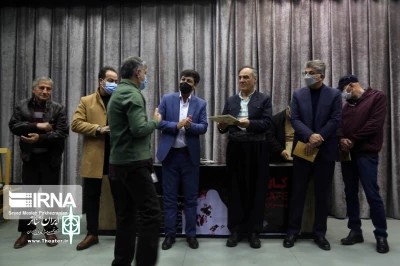 پردیس سینمایی بهمن سنندج میزبان :

نمایشنامه خوانی 