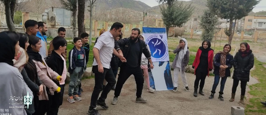 تئاتر خیابانی " درشهر چه خبر " در شهرستان مریوان اجرا شد 4