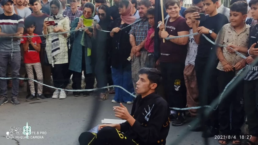 هیئت رئیسه انجمن هنرهای نمایشی استان کردستان به تماشای تئاتر خیابانی " مغازه مردگان " در بانه  نشستند .  2