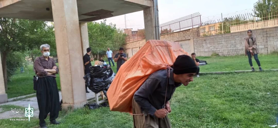 نمایش خیابانی «زندگی خاکستری»به طراحی و کارگردانی نوید مرتضایی 2