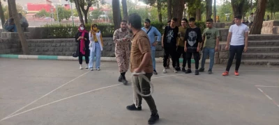 به مناسبت هفته دفاع مقدس

نمایش خیابانی سرباز صفر در سنندج اجرا شد