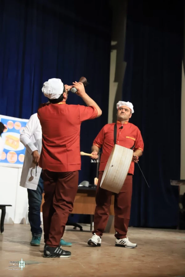 نمایش « مغزهای کوچگ زنگ زده » به نویسندگی کیومرث شیروانی و کارگردانی حسین ورمقانی روی صحنه رفت . 2
