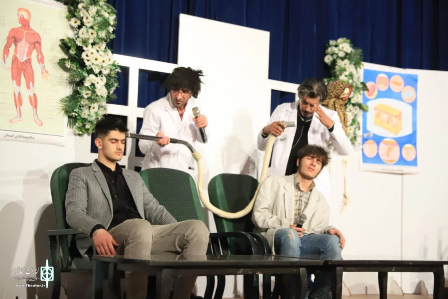 نمایش « مغزهای کوچگ زنگ زده » به نویسندگی کیومرث شیروانی و کارگردانی حسین ورمقانی روی صحنه رفت . 3