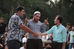 نمایش خیابانی « شه وگه ر » به نویسندگی و کارگردانی کمال نوجوان مردم را بهش شوق آورد . 4