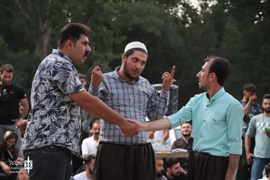 نمایش خیابانی « شه وگه ر » به نویسندگی و کارگردانی کمال نوجوان مردم را بهش شوق آورد . 4