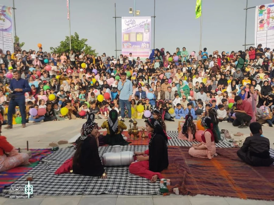 اولین جشنوارە شادمانە کودک با نام پەلکە زێڕینە برگزار شد . 3