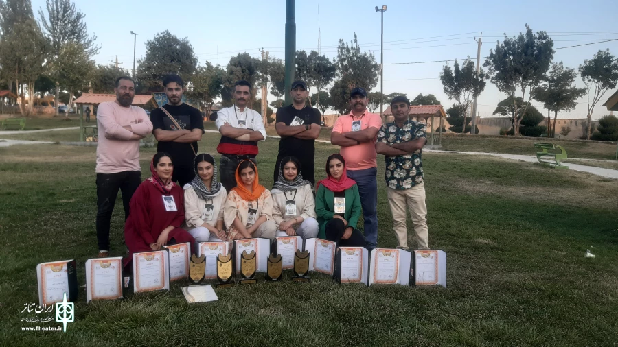 کاری از گروه تئاتر مدرن به کارگردانی هوشیار قوامی  4
