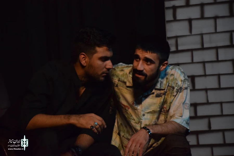 نمایش «چِنج» به نویسندگی وکارگردانی یونس صحرارو 3
