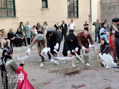 نمایش آئینی سنتی «هه ژیان» در سنندج اجرا شد