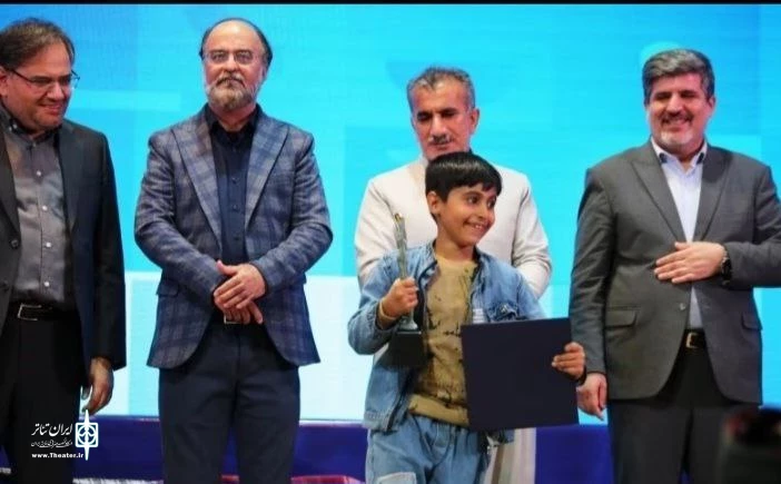 نمایش خیابانی ریگای بی ریبوار در هفدهمین جشنواره بین المللی تئاتر خیابانی مریوان موفق به دریافت چندین جایزه شد 3