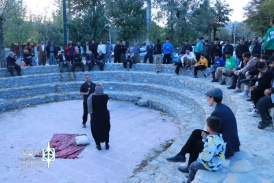 نمایش خیابانی «ریسمان نازک» در مریوان اجرا شد