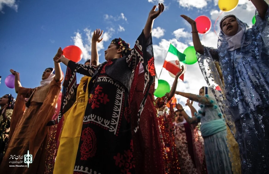 سی و پنجمین جشنواره تئاتر استانی کردستان همراه با کارناوال و شادی‌پیمایی در سنندج آغاز به کار کرد 2