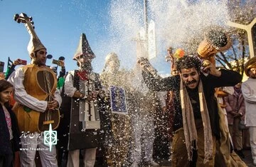 سی و پنجمین جشنواره تئاتر استانی کردستان همراه با کارناوال و شادی‌پیمایی در سنندج آغاز به کار کرد 3