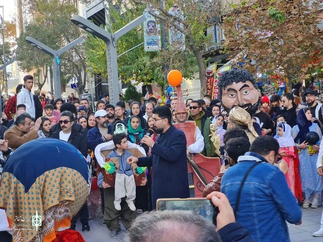 سی و پنجمین جشنواره تئاتر استانی کردستان همراه با کارناوال و شادی‌پیمایی در سنندج آغاز به کار کرد 5