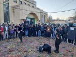 نمایش «خوردن آب از شیر قرمز ممنوع»  در میادین و خیابان های سطح شهر سنندج برای عموم اجراشد. 3