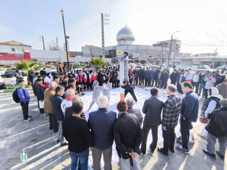 گروه سیاه و سفید شهرستان بانه در اولین جشنواره ملی تئاتر خیابی چتر ماه در مازندران خوش درخشیدند 3