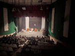 نمایش «یک خانه و هزار راز» به کارگردانی کاروان دافعی  به روی صحنه رفت 3