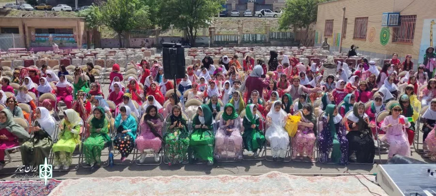 نمایش کودک و نوجوان «زه رو زیور» برای عموم اجرا نمود. 3